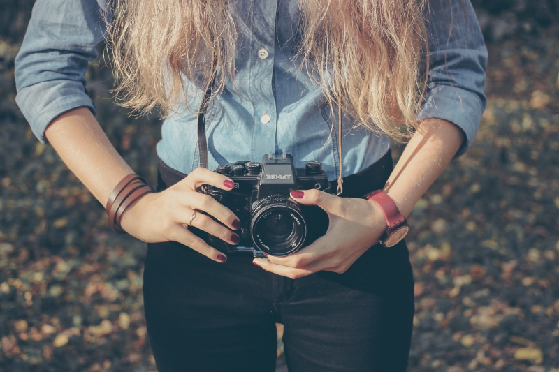 photographe-CONSEGUDES-min_hand-person-girl-woman-camera-photography-614-pxhere.com